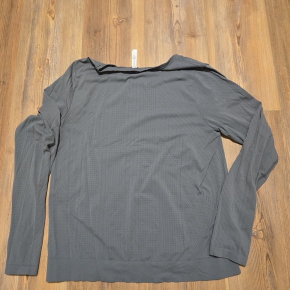 Athleta Gray Long Sleeve Performance Work Out Tee - Picture 3 of 6